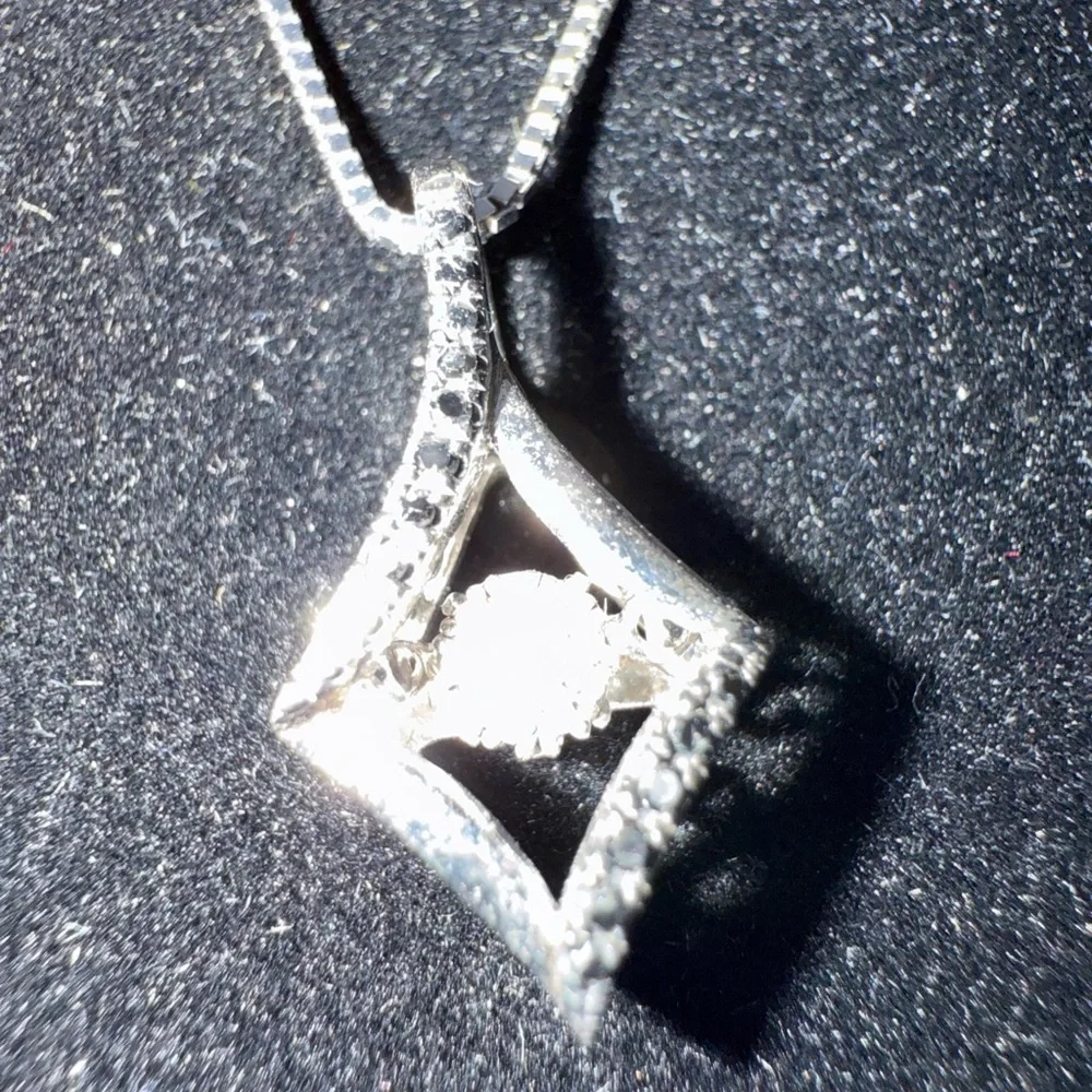Elegant Silver chain and silver pendant with black and white diamonds - Picture 1 of 5